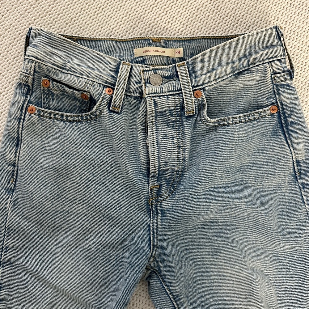 Levi's Light Wash Distressed Wedgie Straight Leg Jeans Size 24 - Picture 4 of 10